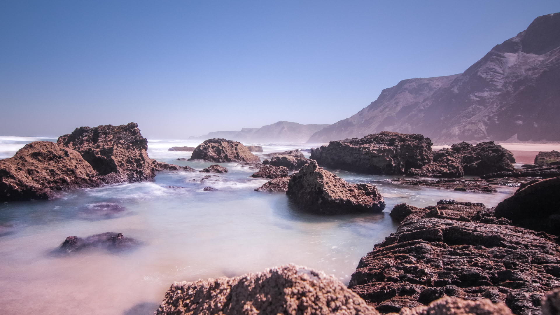 海边礁石海浪拍打岩石风景视频的预览图