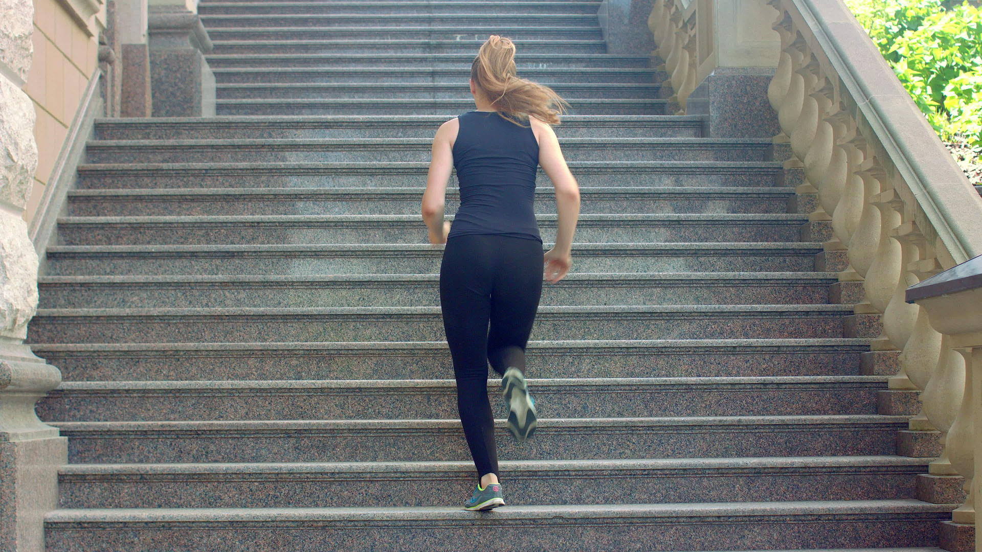 女人上楼梯跑步视频的预览图