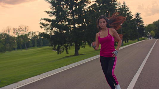女性在路上跑步和锻炼视频的预览图