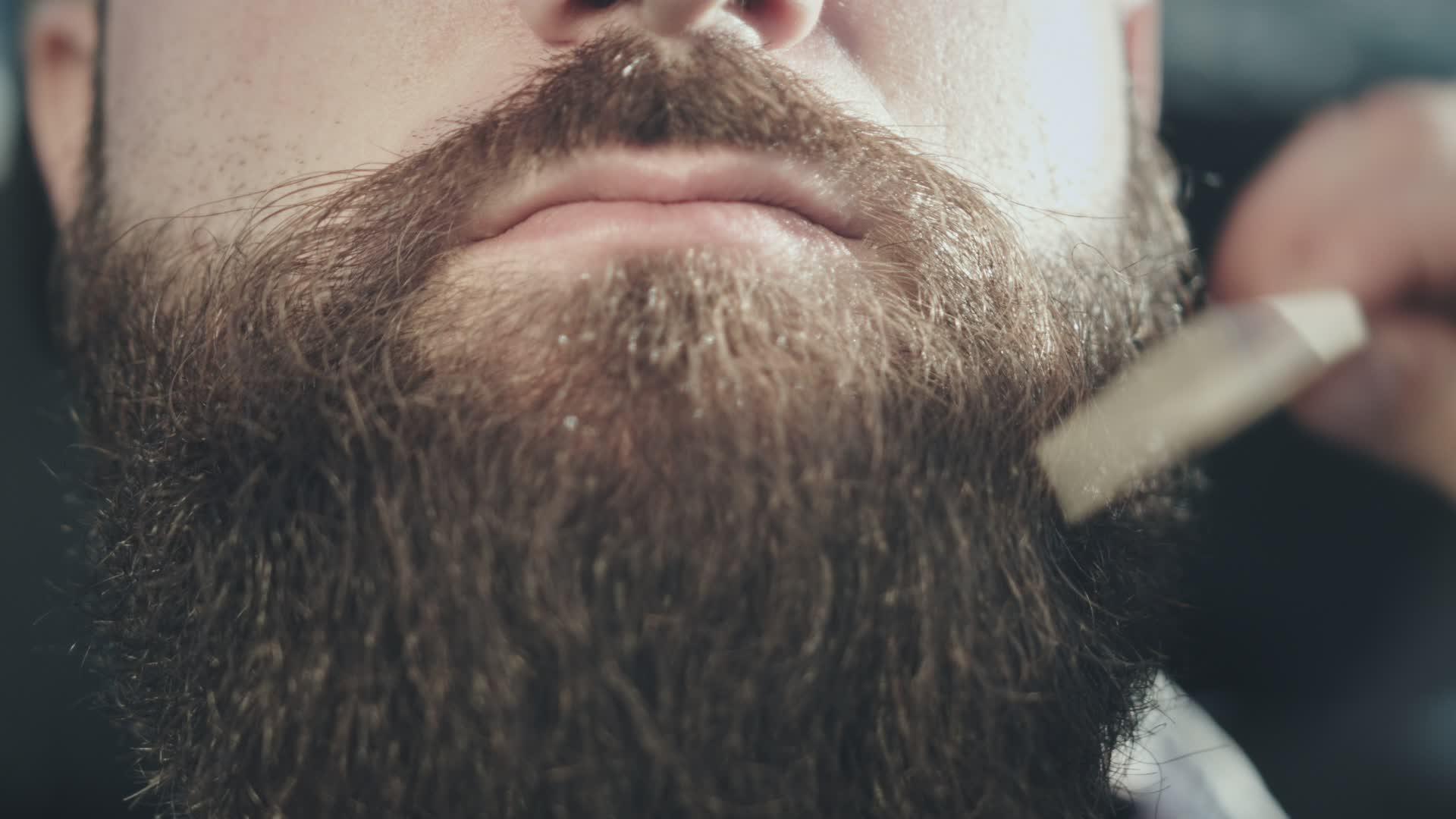 理发师照顾男性顾客的胡子视频的预览图