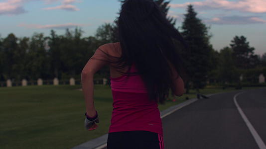 女性晨跑背影视频的预览图