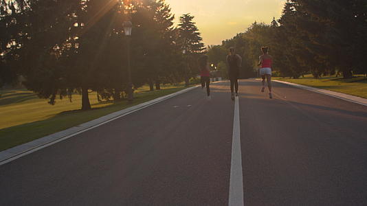 女性晚上在路上跑步和锻炼视频的预览图