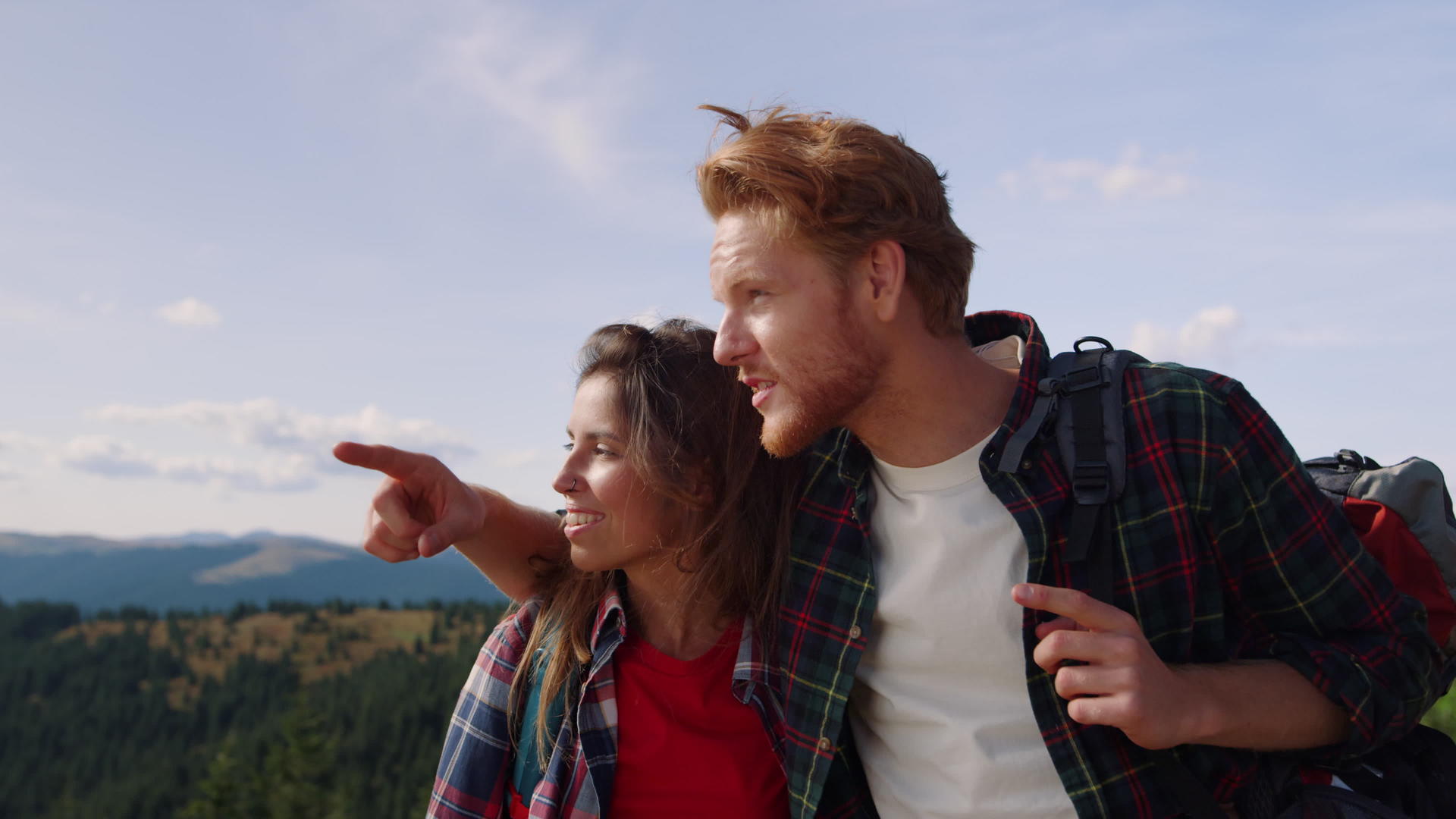 情侣登山背包客山顶甜蜜互动视频的预览图