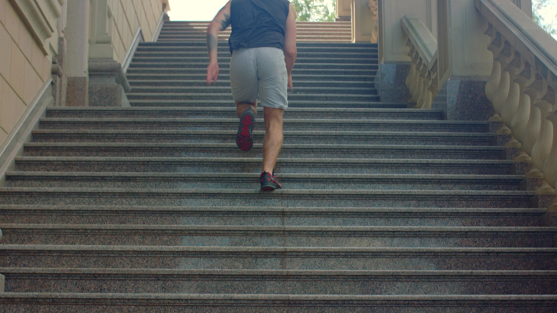 男人上楼梯跑步视频的预览图
