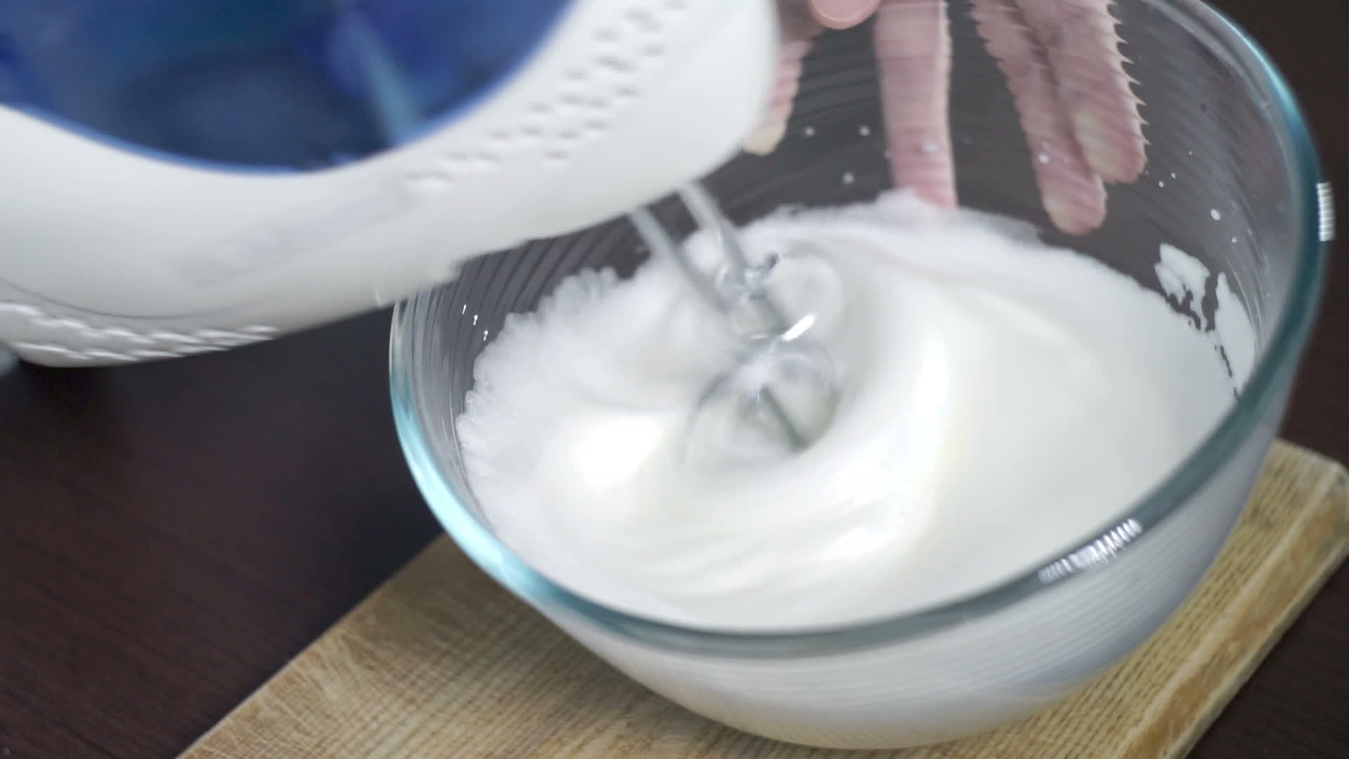 制作蛋糕奶油的过程视频的预览图