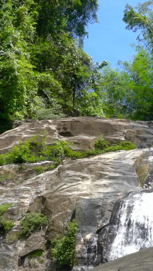 山林自然瀑布岩石收集瀑布水声视频的预览图