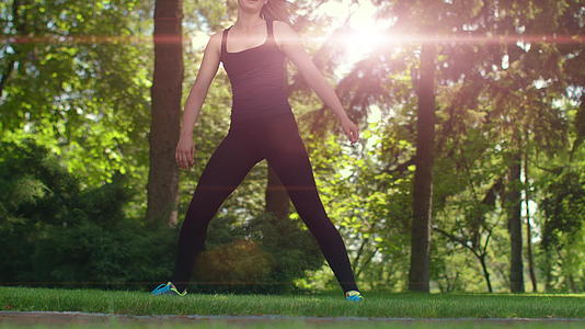 女性在公园草坪上锻炼视频的预览图