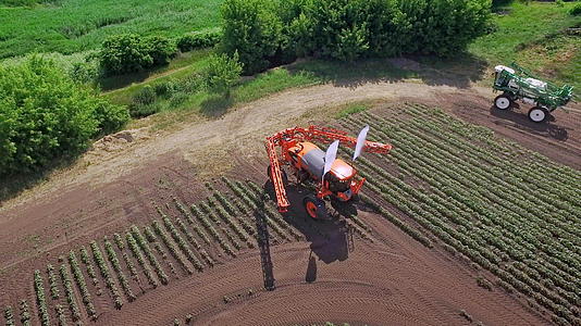 高科技农田机械化耕作视频的预览图