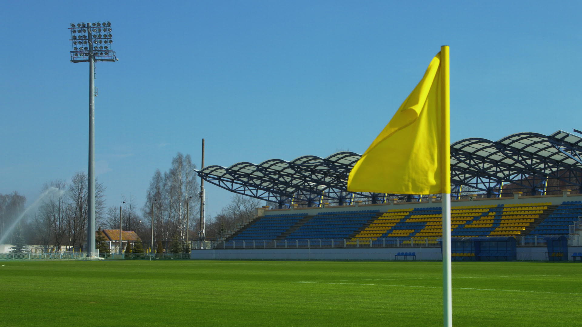 黄旗在操场的微风中飘扬视频的预览图