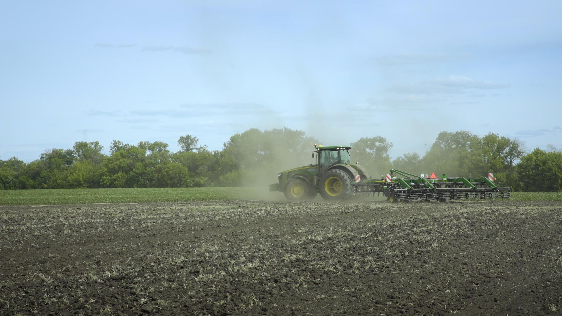 高科技农田机械化耕作视频的预览图