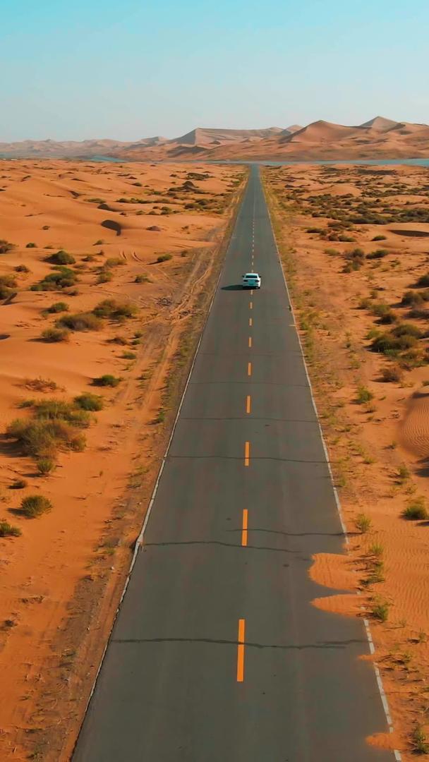 航拍车辆在腾格里沙漠公路上行驶视频的预览图