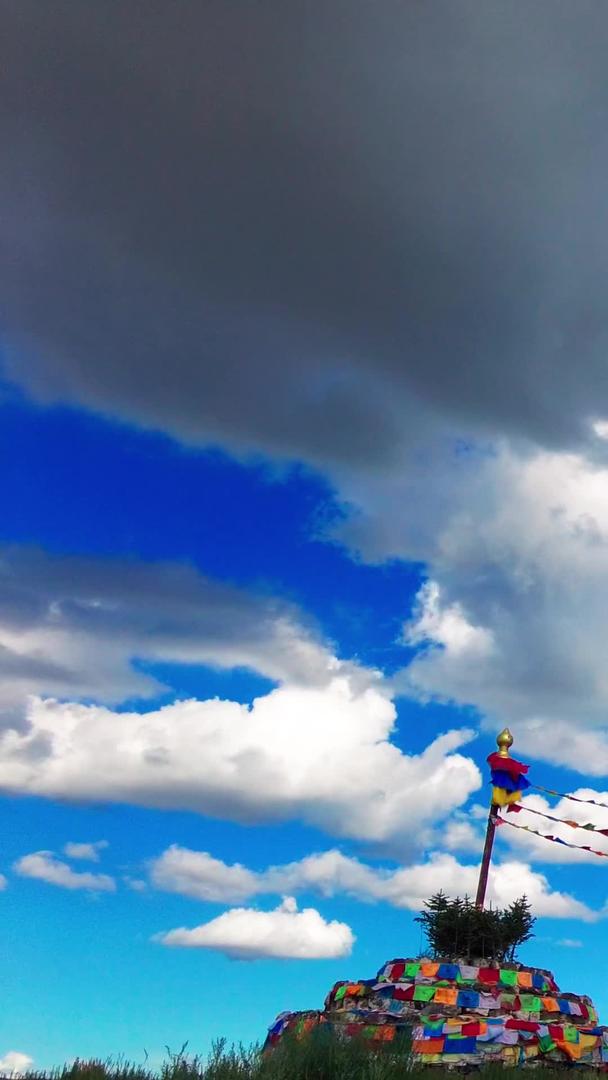 延迟拍摄草原上的白云飘动和蓝天下吉祥敖包视频的预览图