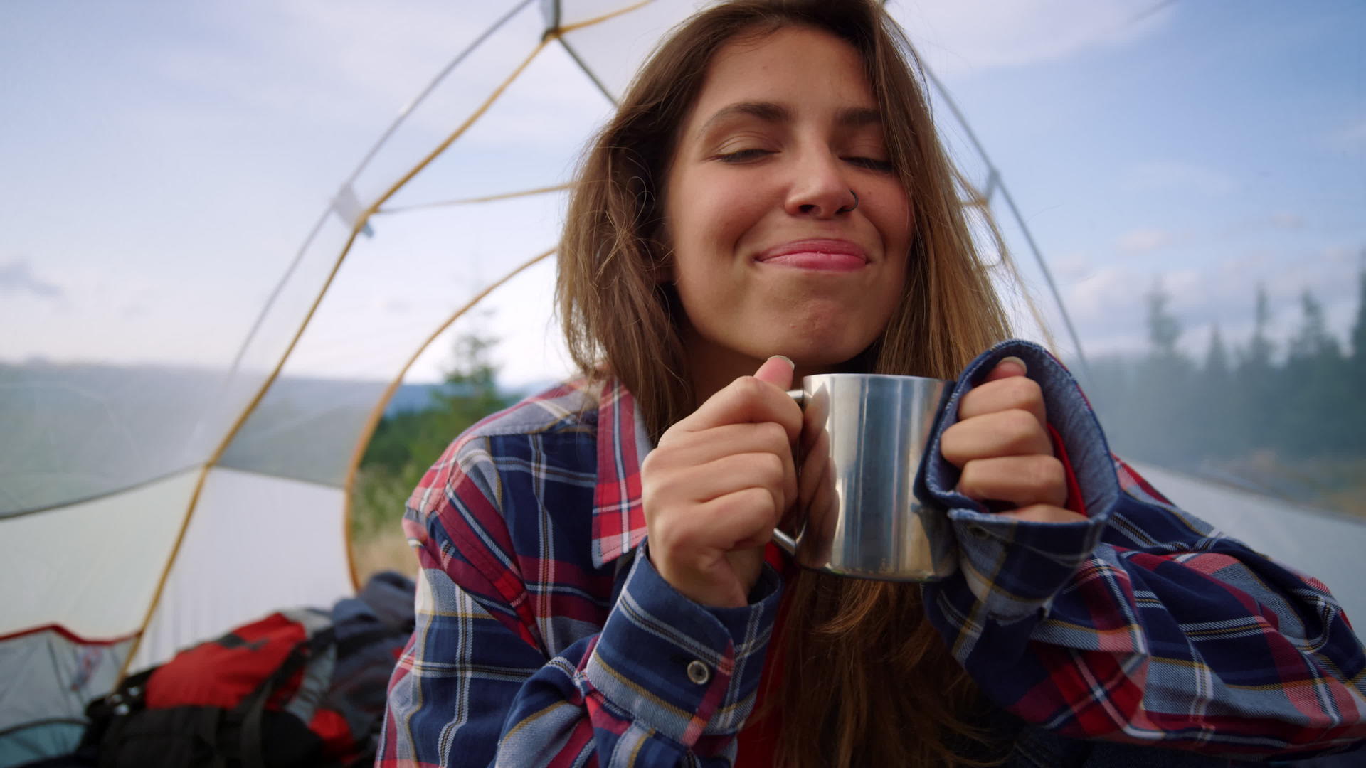 山顶露营在帐篷里女人倒热水喝水视频的预览图