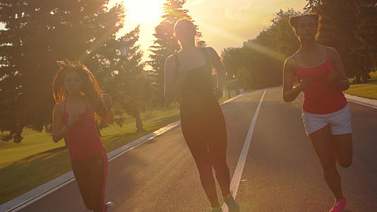 三个年轻女性在阳光下奔跑视频的预览图