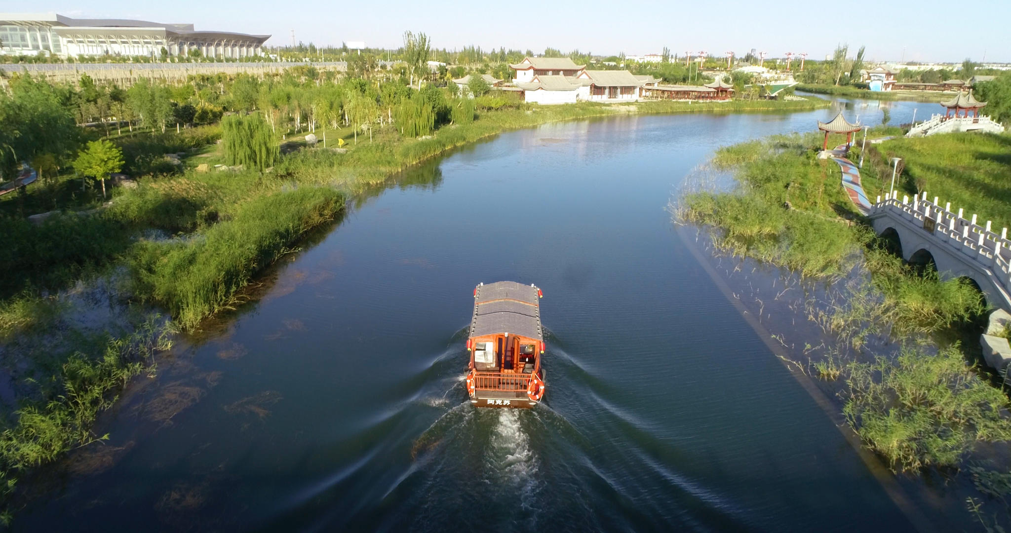 河流湿地游船4K航拍视频的预览图