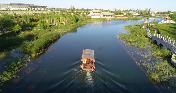 河流湿地游船4K航拍视频的预览图