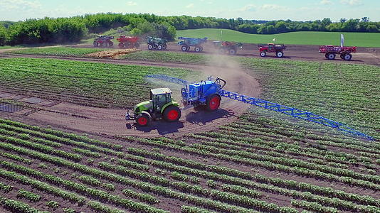 用现代机器浇灌农田视频的预览图