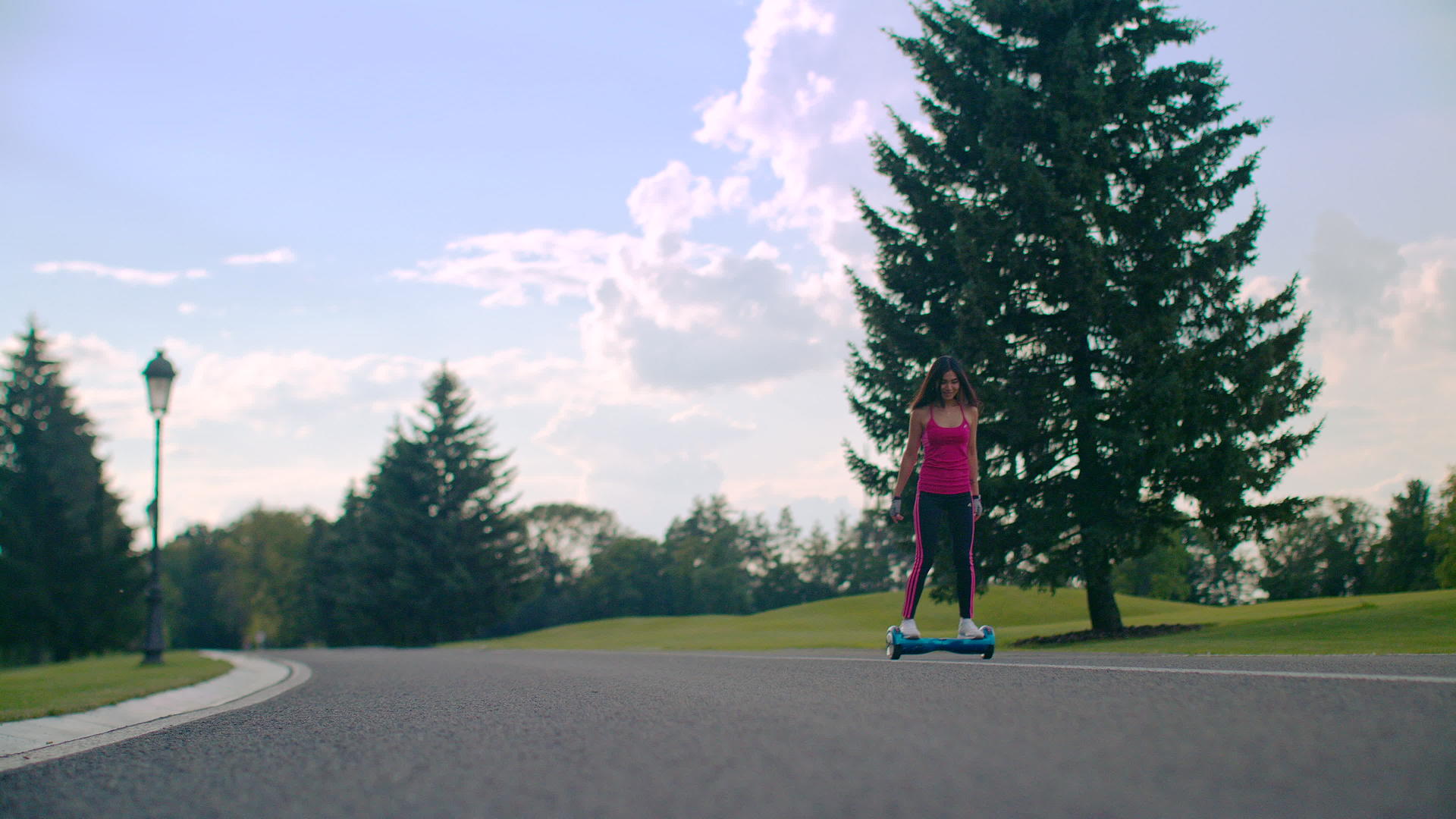 公园里的美女使用平衡车视频的预览图