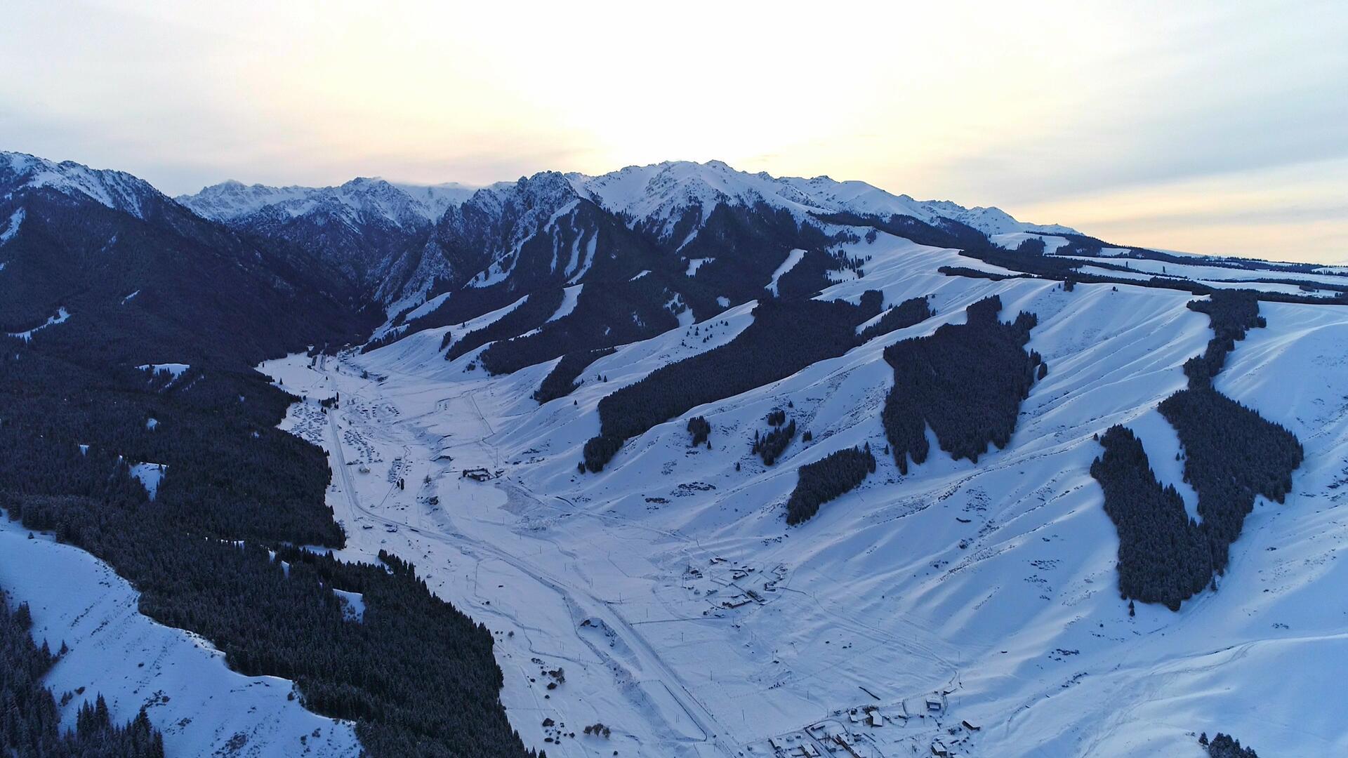 雪山峡谷日出日落视频的预览图