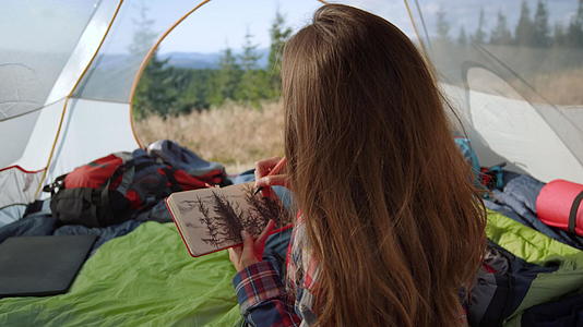 女孩在帐篷里写生视频的预览图
