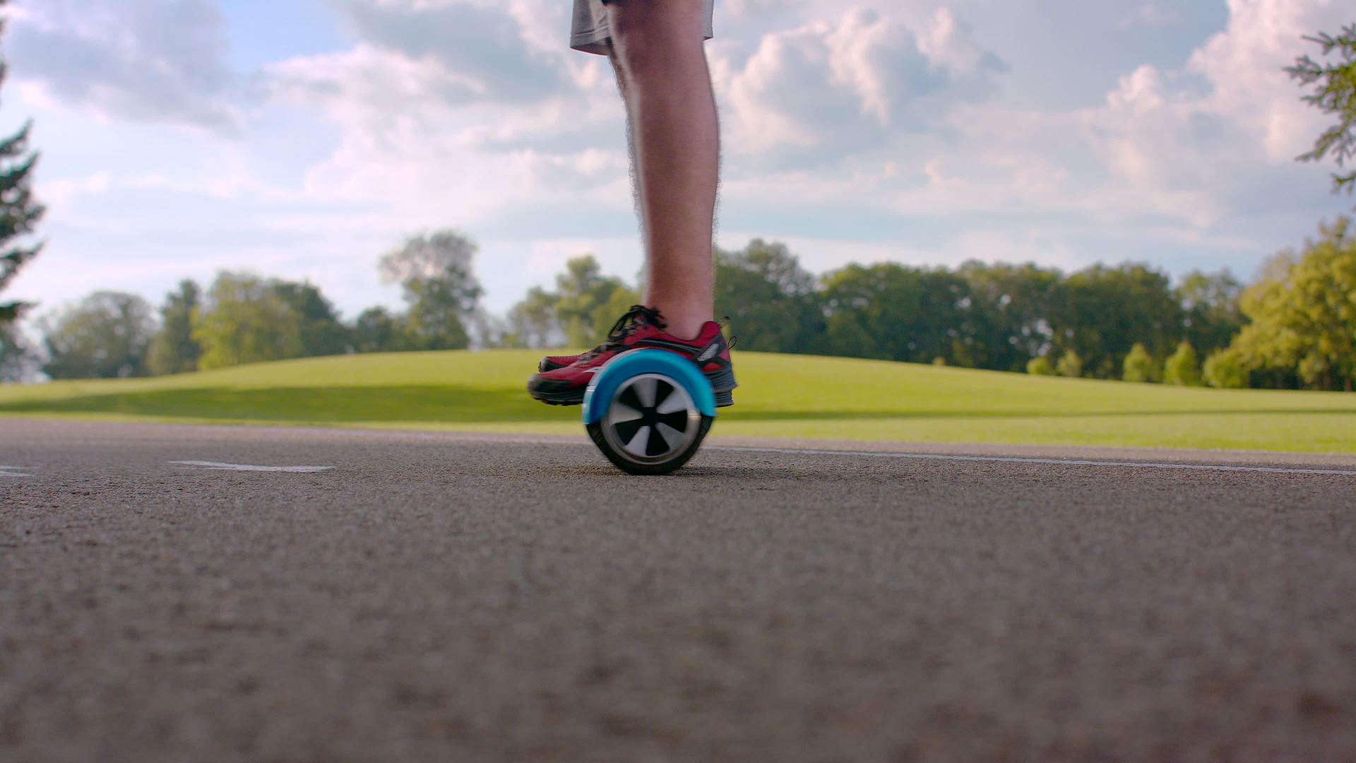 在公园里使用平衡车视频的预览图