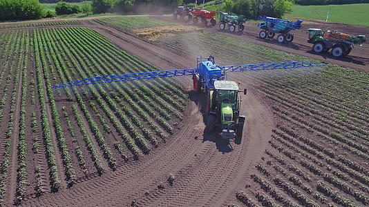 用现代机器浇灌农田视频的预览图