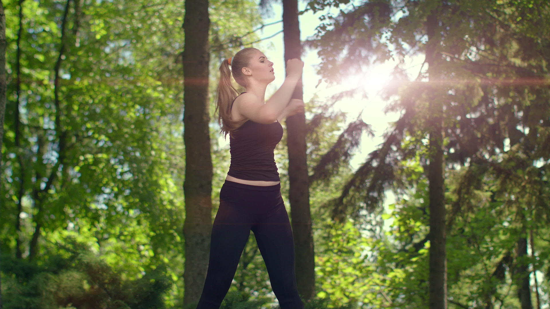 女孩在树林里准备运动视频的预览图