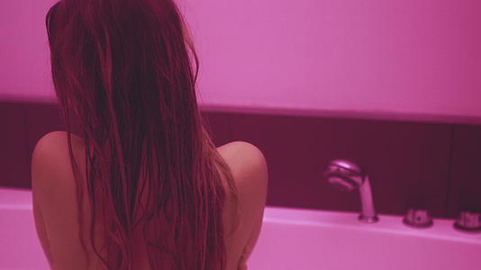 女孩在浴缸里洗澡视频的预览图