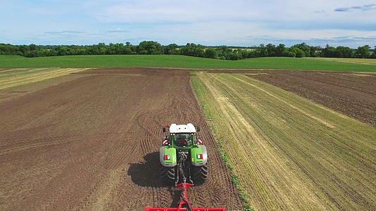 机器正在耕种农田视频的预览图