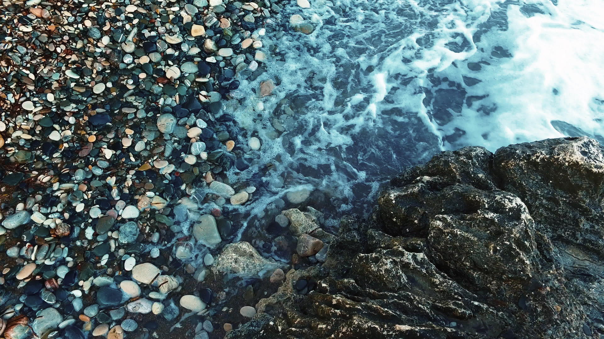 海浪冲击海岸视频的预览图