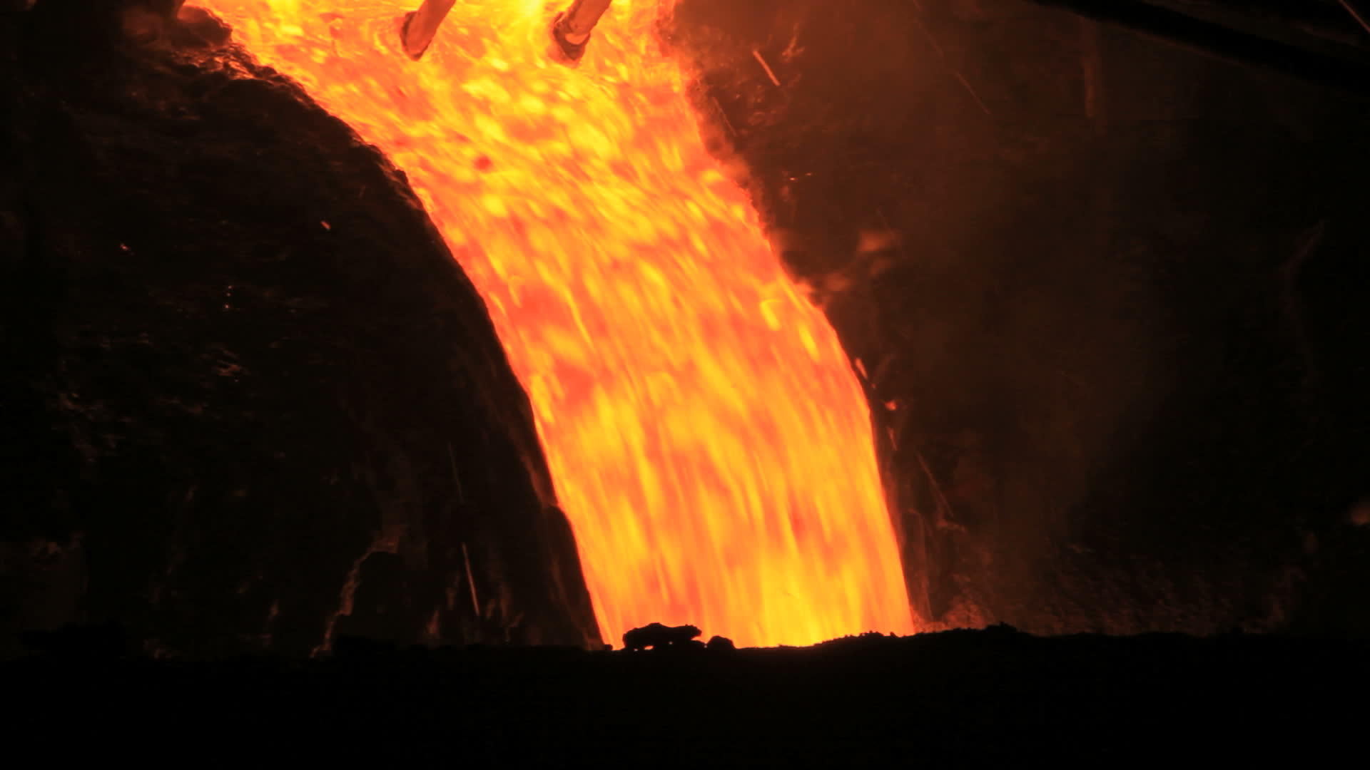 铁水在工厂熔炼视频的预览图