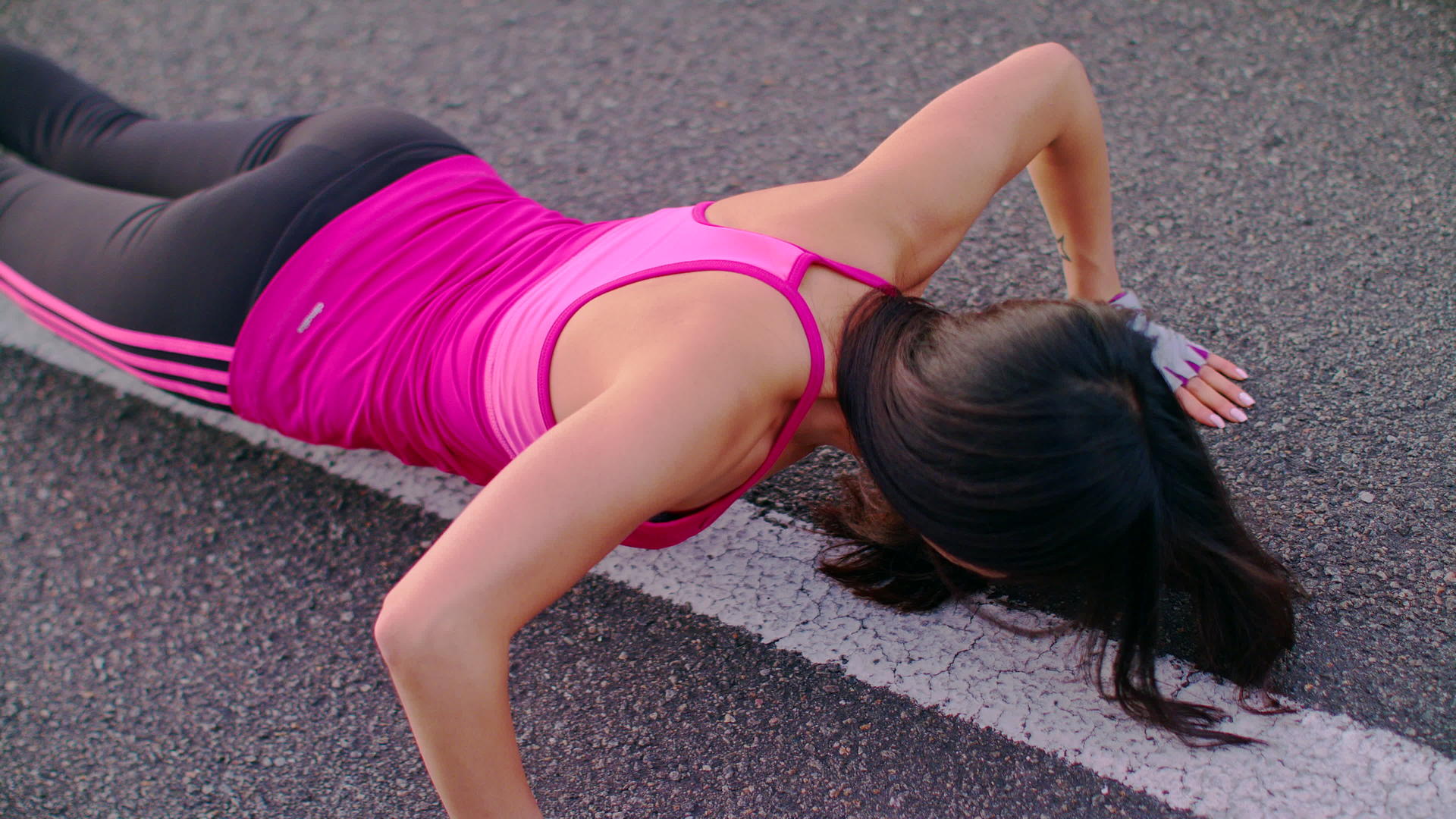 女人在跑道上做俯卧撑视频的预览图
