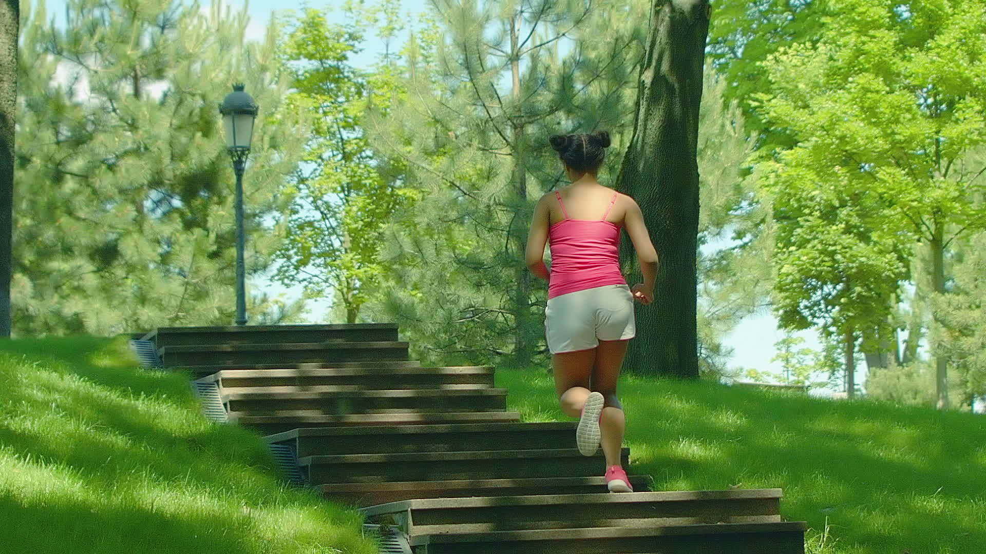 一个女孩正在跑步视频的预览图