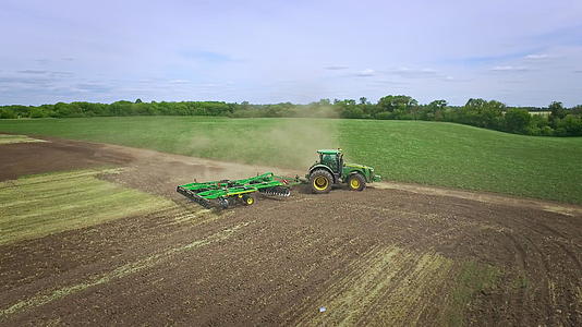 现代农业机器正在耕种土地视频的预览图
