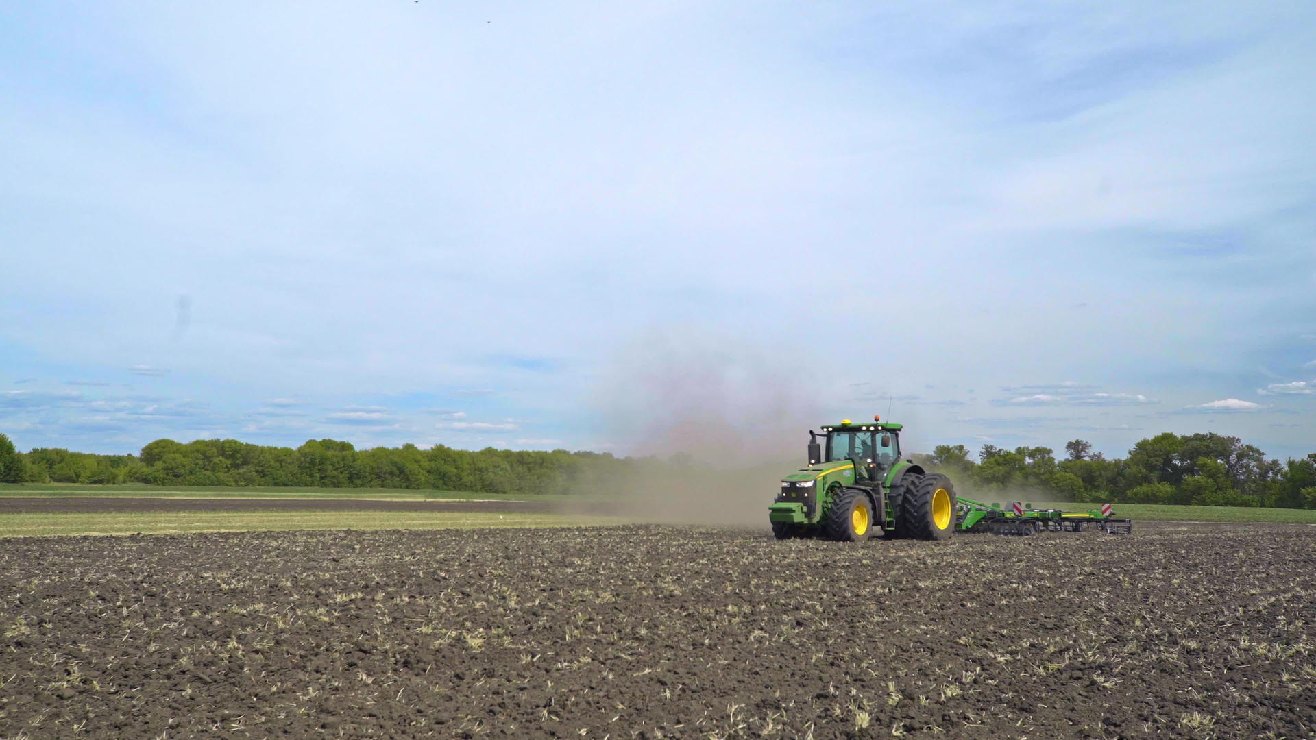 现代机器正在耕种土地视频的预览图