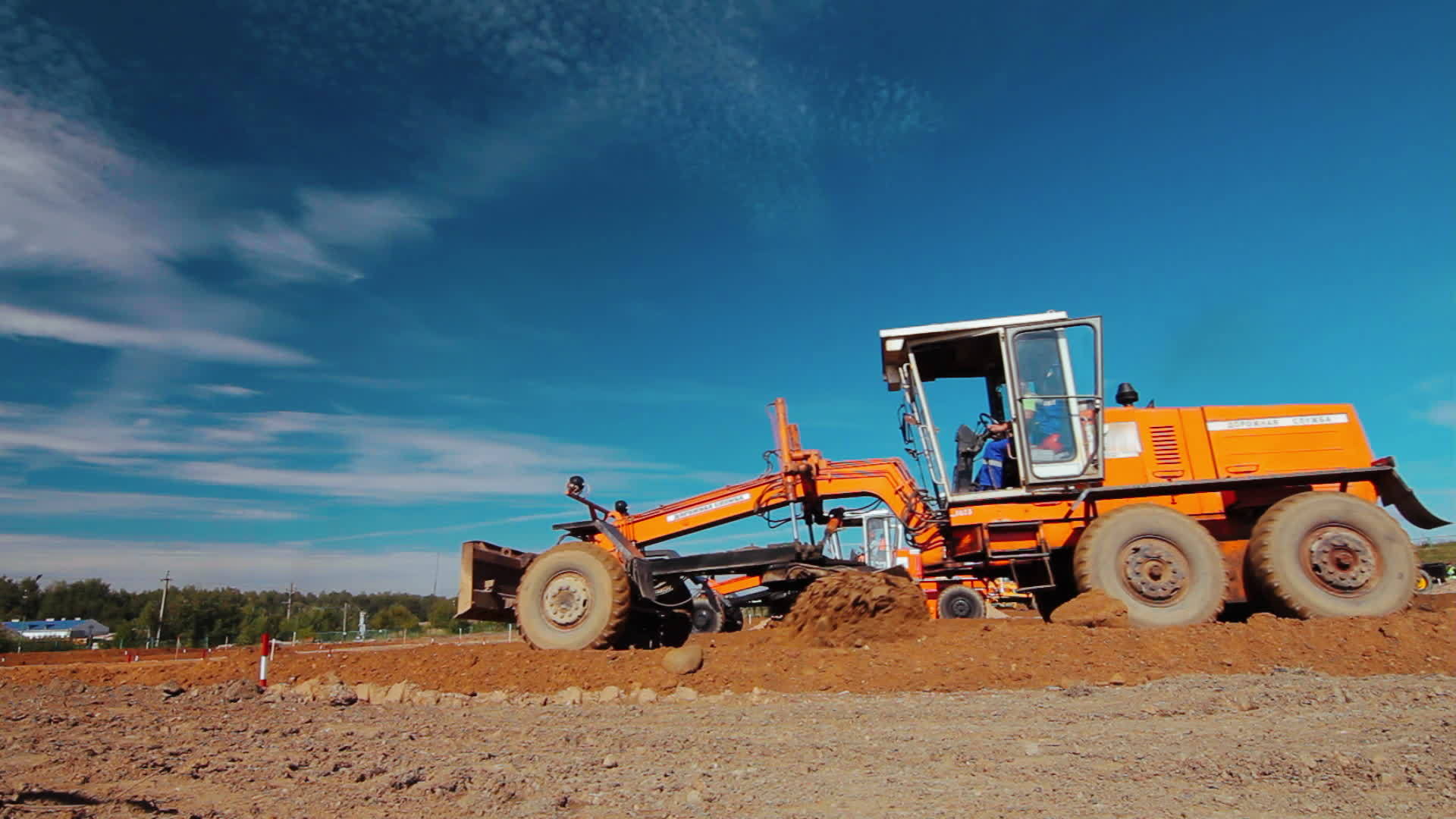 现代化机器正在耕种农田视频的预览图