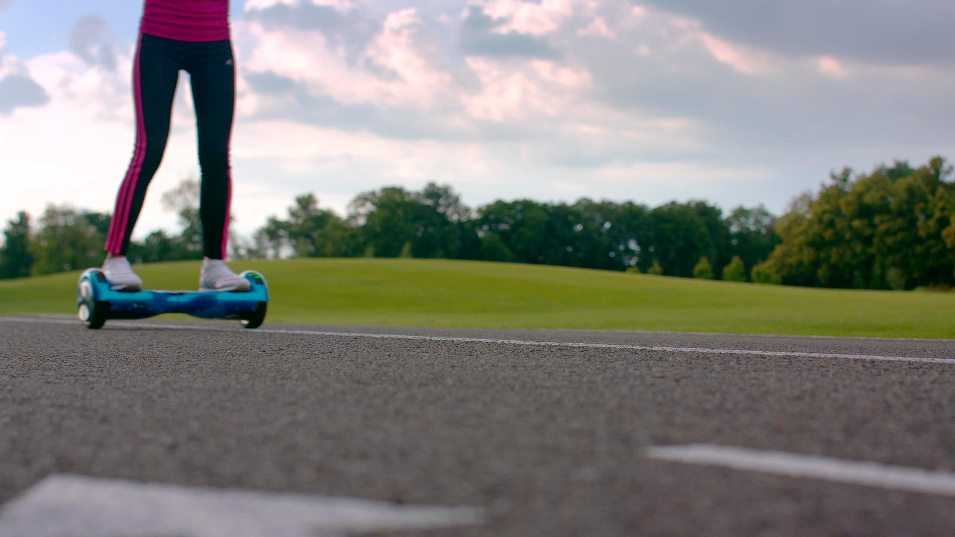 女性在公园跑道上使用平衡车视频的预览图
