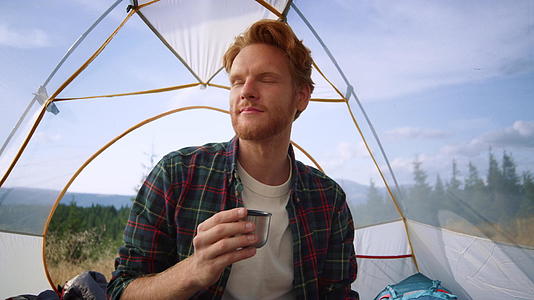 男人在帐篷里享受下午茶视频的预览图