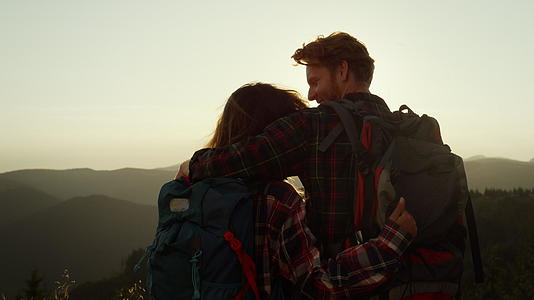 小情侣在登顶后拥抱在一起视频的预览图