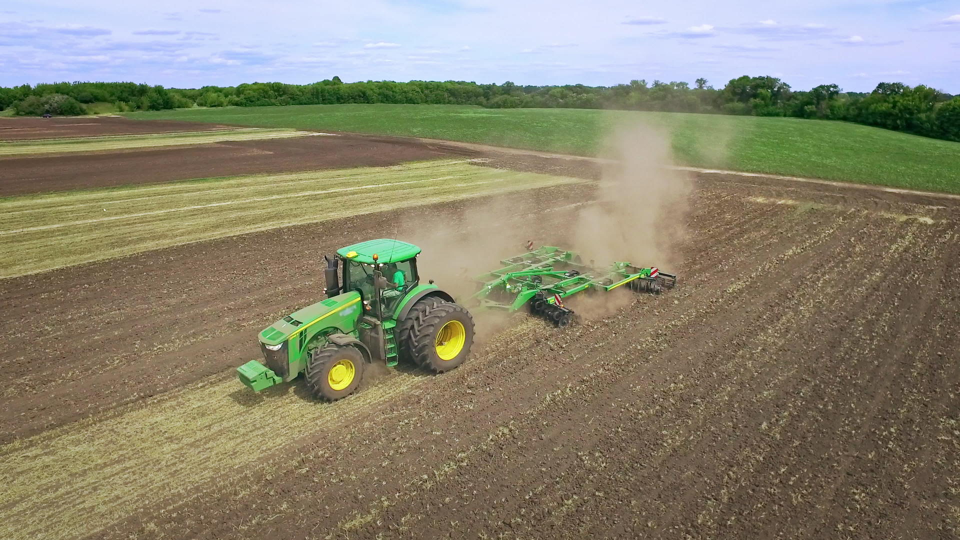 现代机械耕地视频的预览图