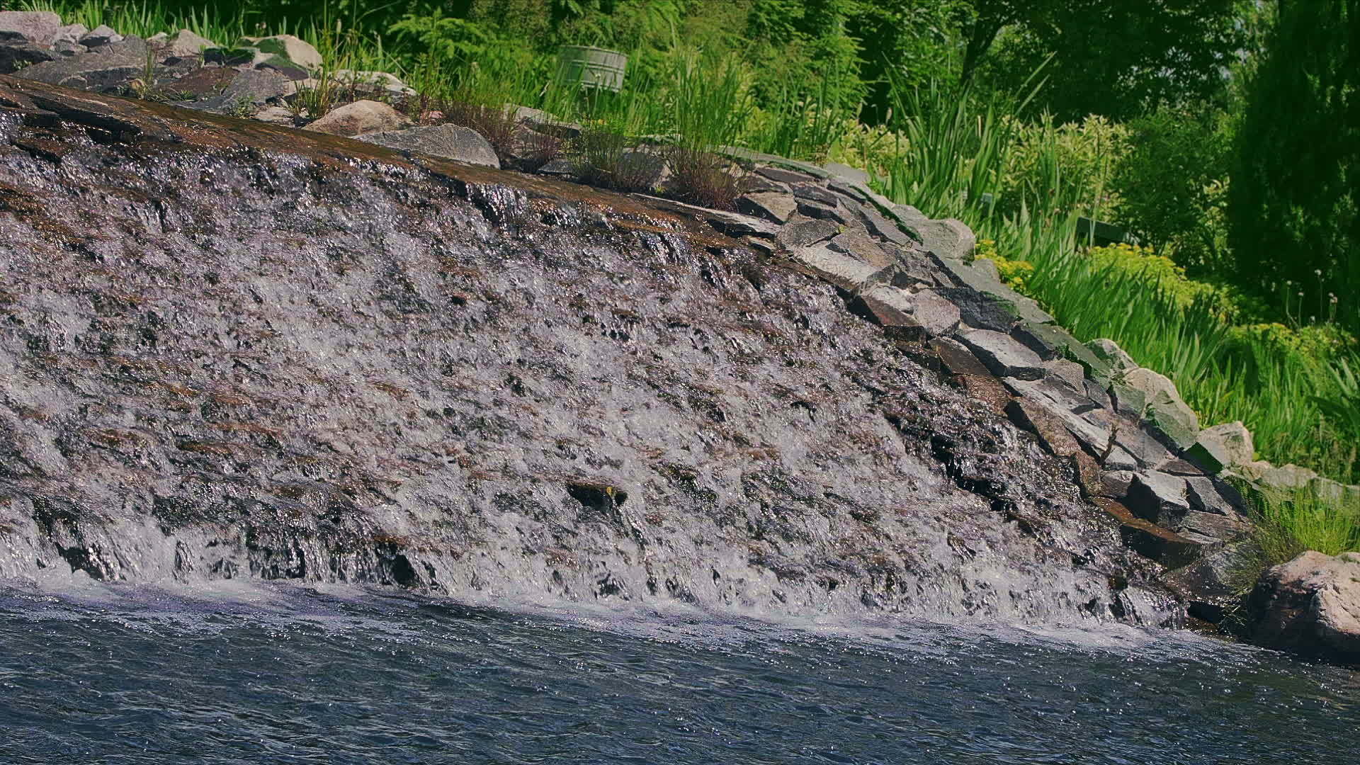 公园人工瀑布溪流视频的预览图