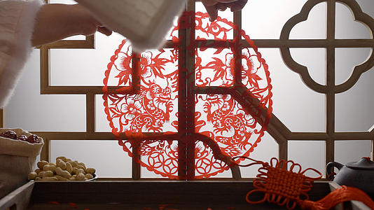 春节贴窗花剪纸艺民间艺术视频的预览图