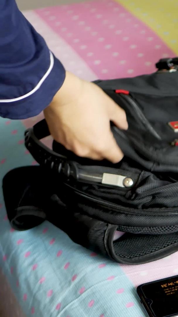 整理背包行李视频的预览图