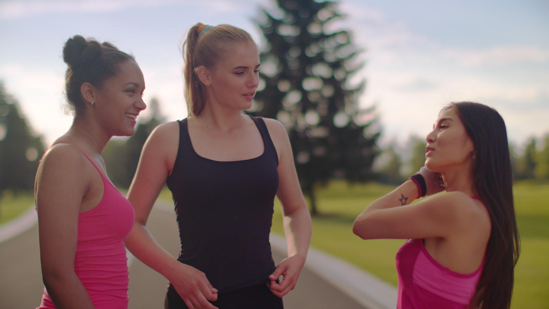 三个女人跑步后聊天视频的预览图