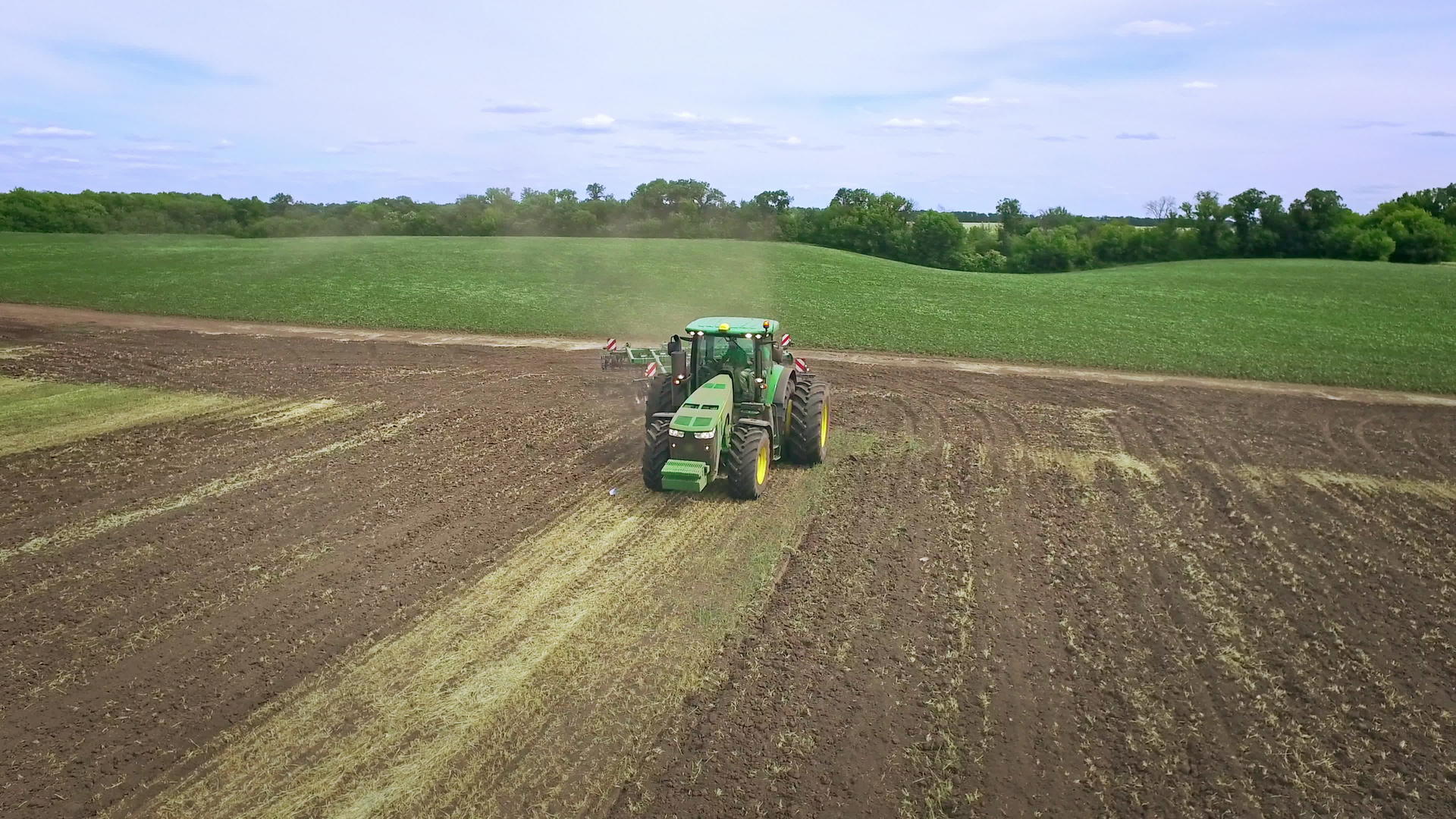 自动收割机在农田中运行视频的预览图