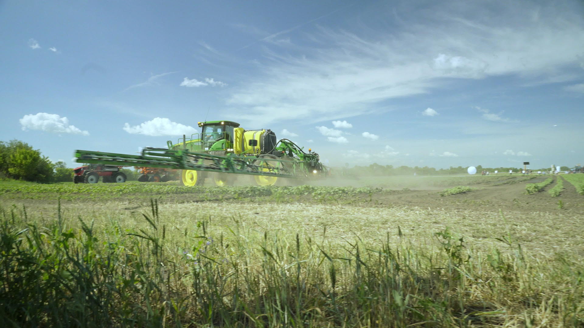 收割农田的现代机器视频的预览图