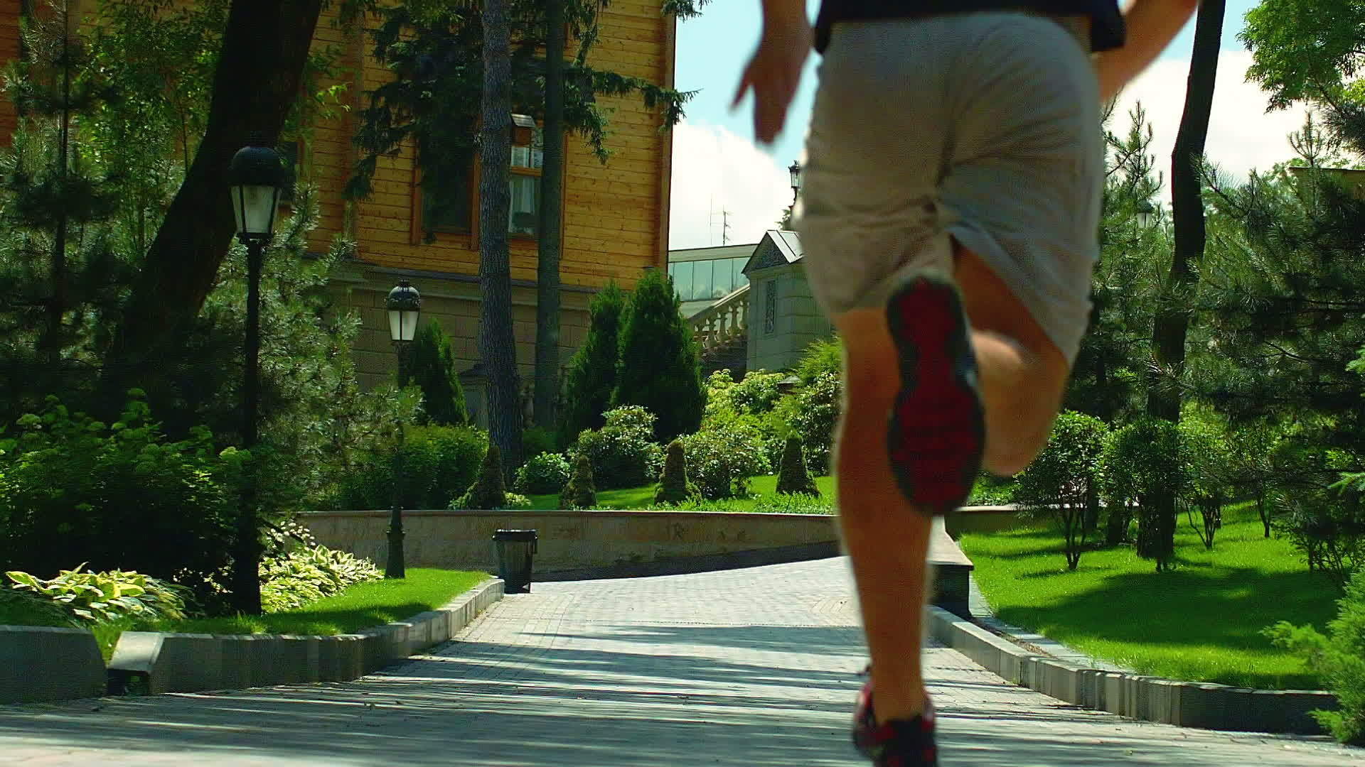 男人在公园里跑步视频的预览图