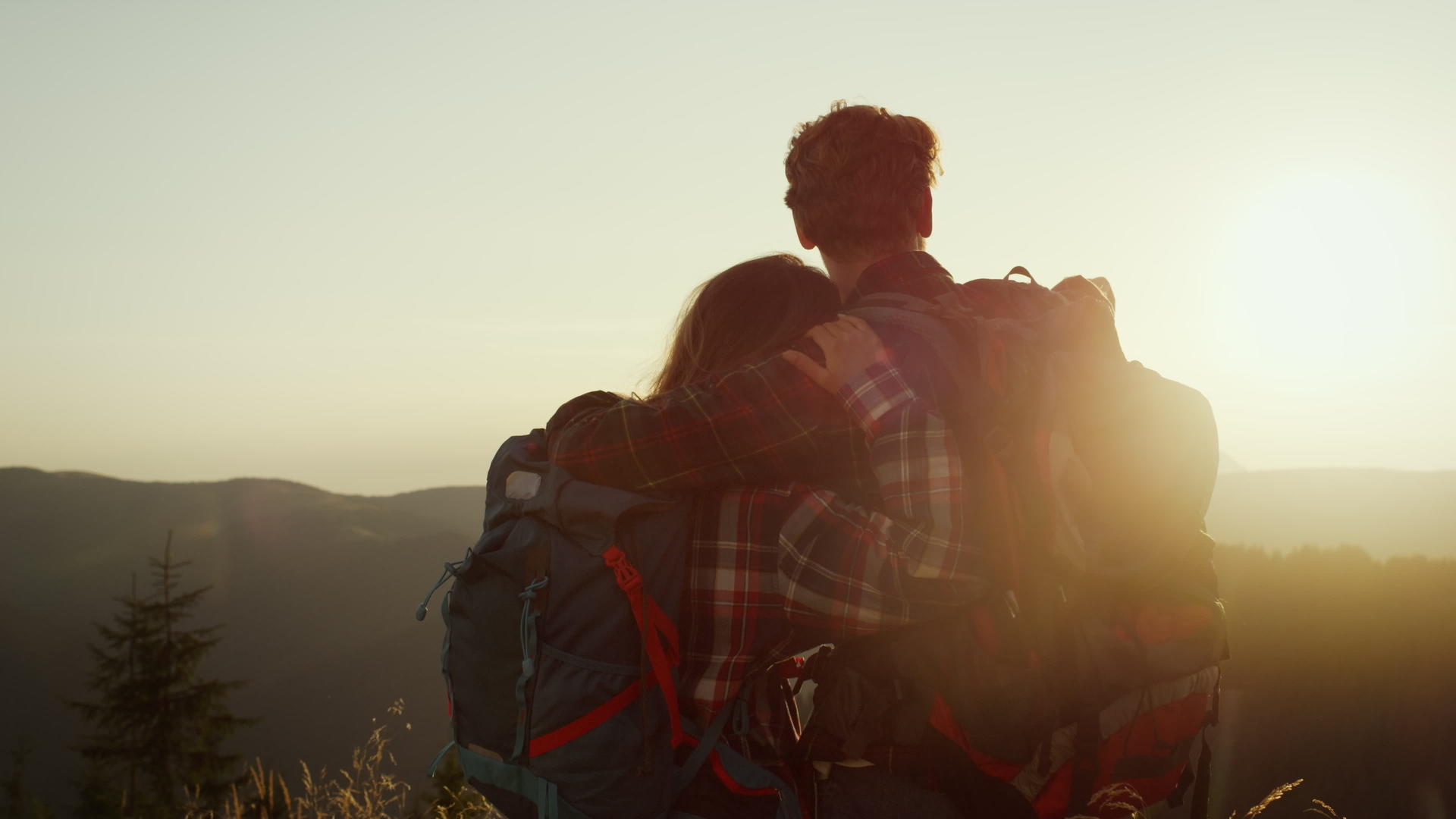 爬到山顶看日出的情侣视频的预览图