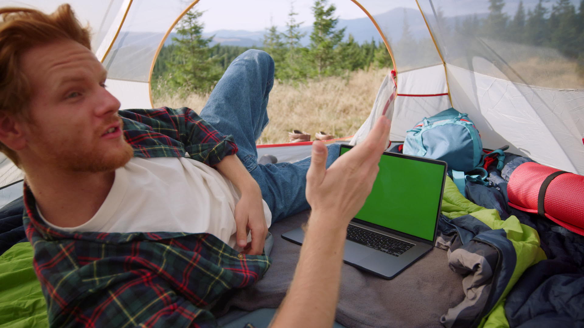 男孩在帐篷里用了一个绿幕笔记本视频的预览图