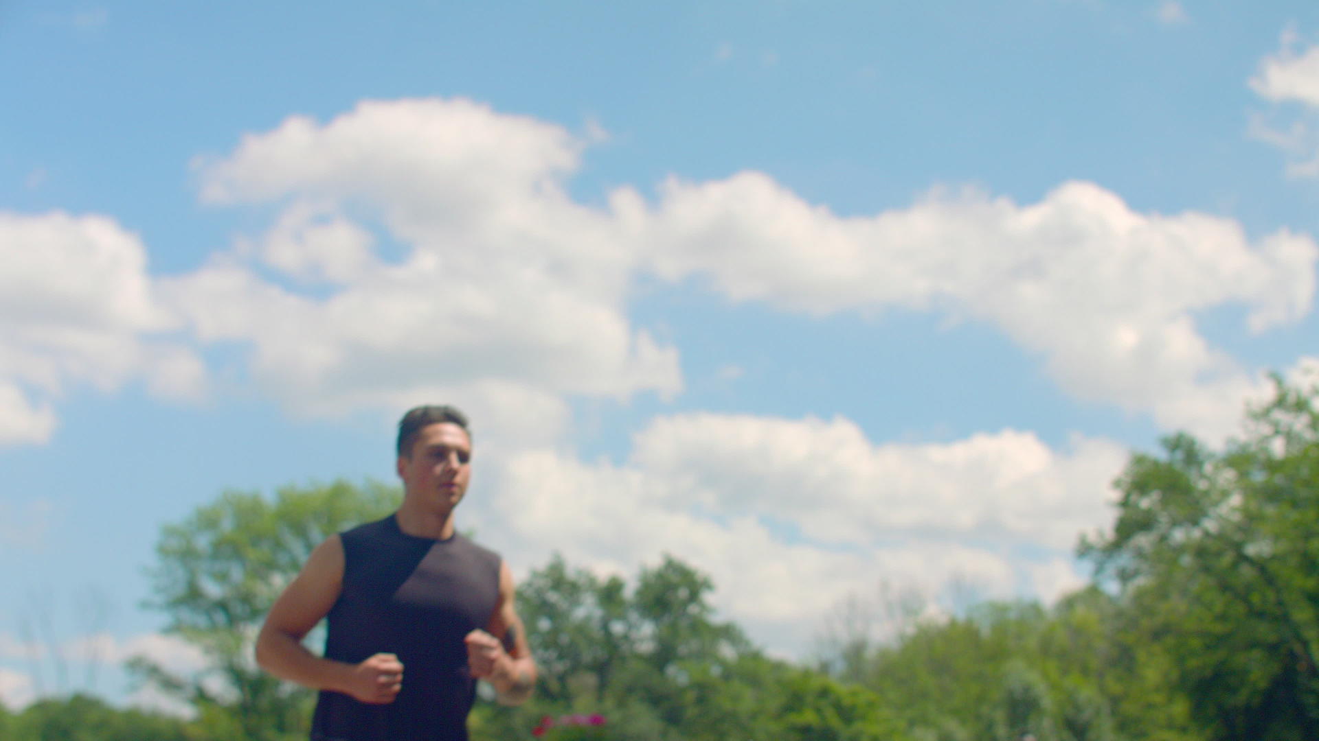 男人在蓝天白云下锻炼视频的预览图